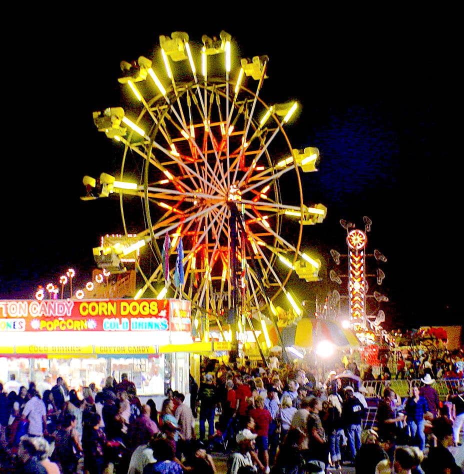 <b>La Feria de Caruthens </b>cumple 90 años de celebrar las tradiciones locales. Y esta nueva versión cumple con su cometido, pues contempla diversas actividades que van desde la coronación de la reina de belleza hasta las populares carreras de motocicletas.