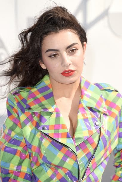 Con su maquillaje resaltó sus labios.