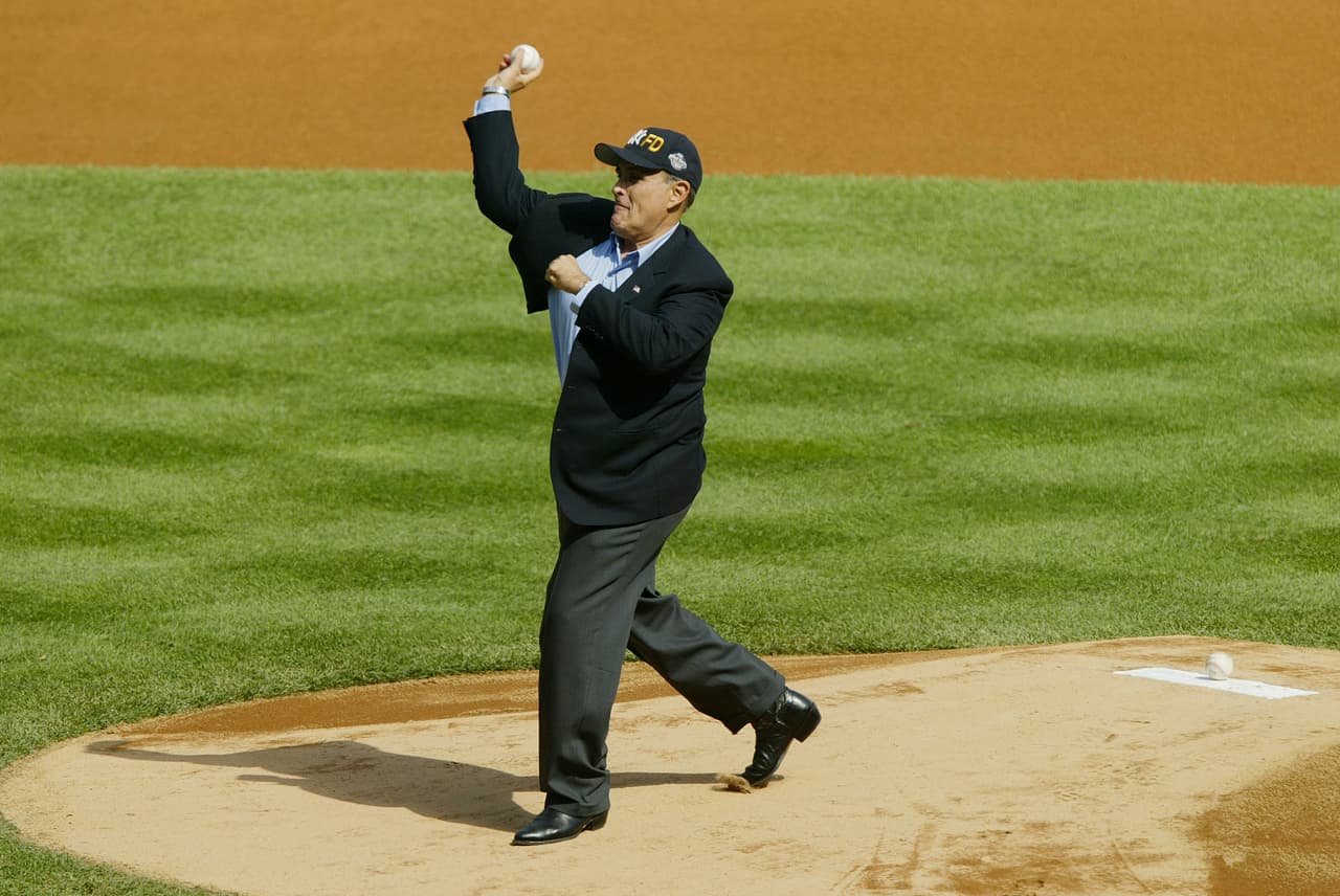 En 2003, ya fuera de la alcaldía y con todo el reconocimiento recibido por su actuación después de los atentados del 11 de septiembre de 2001, Rudy Giuliani hace el primer lanzamiento en un juego de los Yankees de Nueva York.