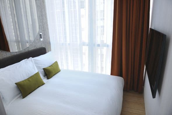 Cortinas de vértigo. Crea la ilusión de un cuarto más amplio, colgando cortinas altas. Instala las varillas cerca del techo y que las cortinas se extiendan hasta el suelo.