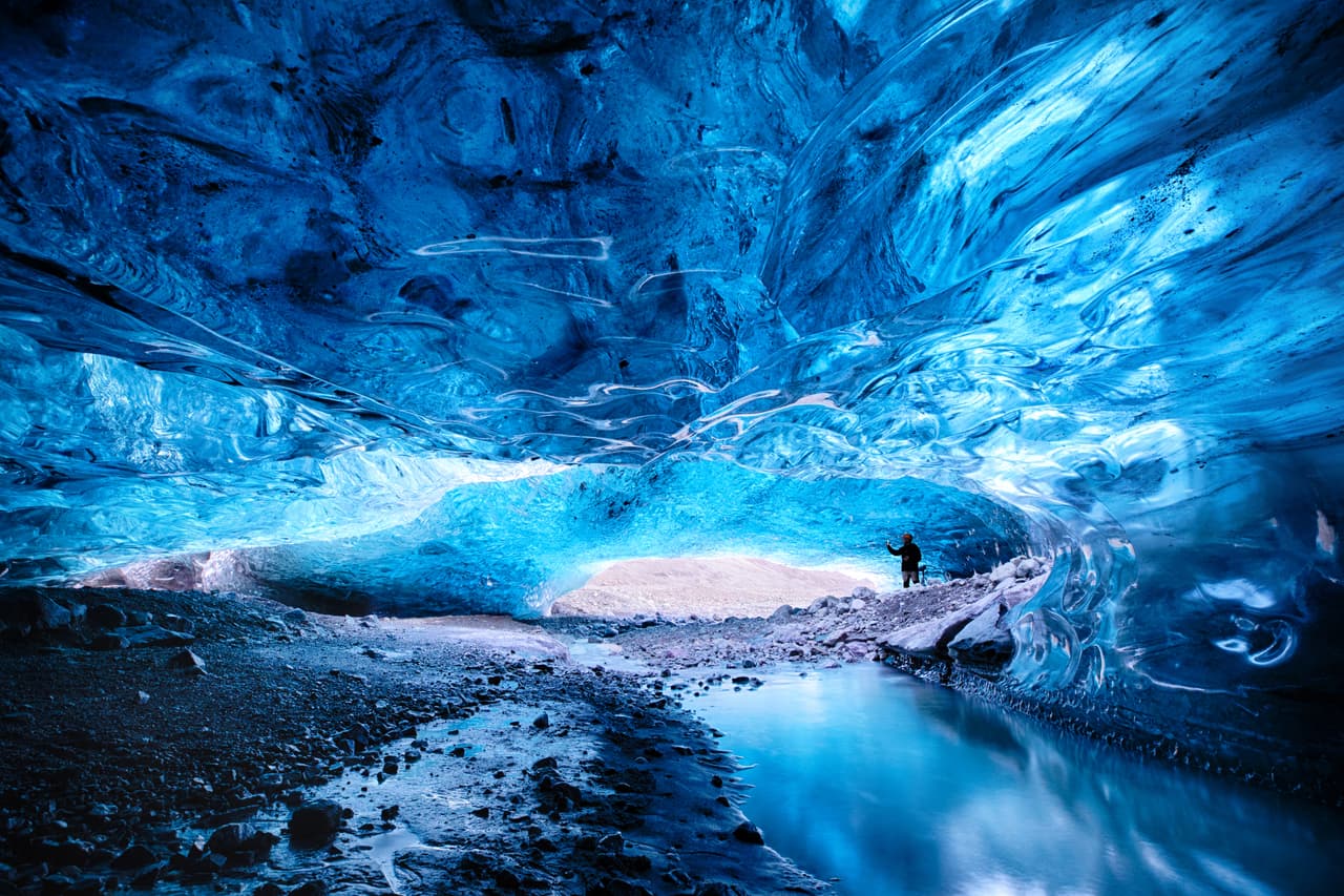 <h3 class="cms-H3-H3">Cuevas de Vatnajökull, Islandia</h3>
<br>
<br>La cueva de hielo de Vatnajökull, la cueva glaciar más grande de Islandia, recibe el apodo de cueva de hielo de anaconda por su forma, larga y sinuosa como una serpiente. También se llama Crystal Ice Cave (cueva de hielo de cristal), nombre que comparte con otras cuevas glaciares de Islandia.
<br>