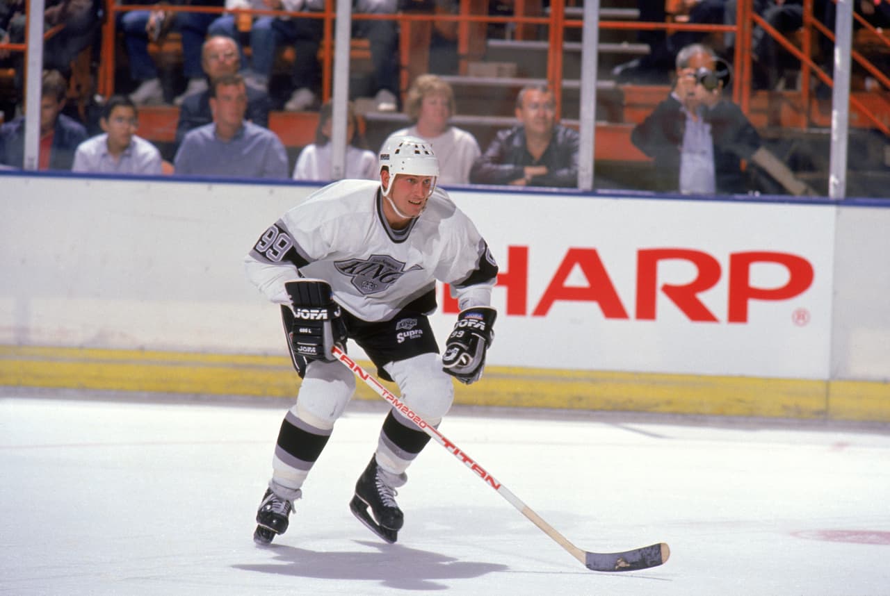 <b>Wayne Gretzky</b>: fue un jugador canadiense de hockey sobre hielo. El norteamericano se convirtió en profesional a los 17 años, logró debutar dos años más tarde con Edmonton Oilers en la temporada 1979-80, y ganó el Trofeo Hart Memorial. Este premio se entrega al mejor jugador del equipo durante toda la temporada.
