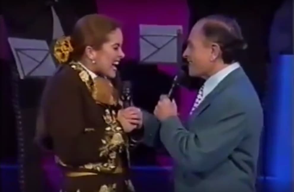 Lucero y el gran escándalo de su supuesto gas estomacal fueron portada de periódicos, hasta que el conductor decidió aclarar el punto en vivo antes de que ella cantara en una presentación posterior. 
<br>