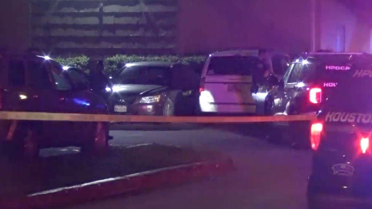 El hombre que los baleó huyó a pie y hasta el momento no se tienen más detalles. Las autoridades solicitan ayuda ciudadana con información que pueda ayudar en este caso.