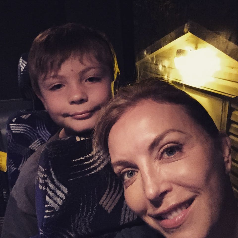 Por ejemplo, la actriz suele 
<b><a href="https://www.univision.com/famosos/laura-flores-tuvo-que-imponer-a-sus-hijos-un-regimen-especial-de-alimentacion-por-una-razon-de-peso-fotos" target="_blank">hornearles los pasteles</a></b> para sus fiestas. 
<br>