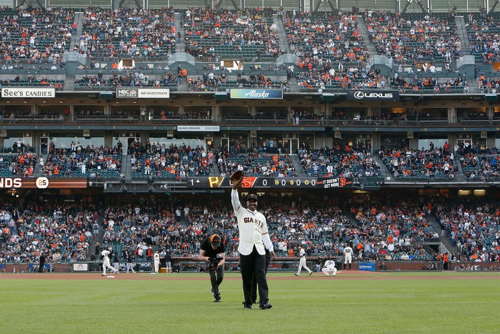 Ante un abarrotado AT&T Park Bonds recibió un gran halago y tributo tras su paso de 15 años con los San Francisco Giants: retiraron su número 25, nadie más en este club lo podrá usar de nuevo.