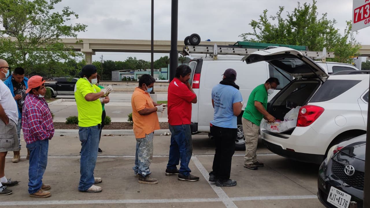 De acuerdo con Martina Grifaldo, directora de la organización Alianza en el área de Houston, son 45 grupos de
<b><a href="https://www.univision.com/local/houston-kxln/activistas-piden-ayudas-para-jornaleros-indocumentados-en-houston-que-no-tienen-trabajo-por-el-coronavirus-video">jornaleros</a></b>.