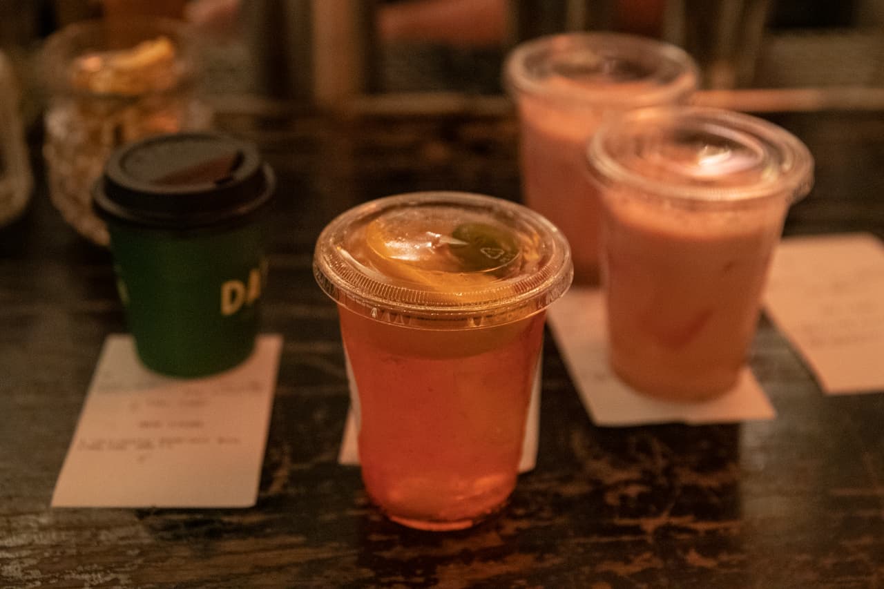 Doug Ducey firmó una orden ejecutiva en marzo del año pasado para permitir la venta de alcohol para llevar a los restaurantes durante los cierres debido a la pandemia del coronavirus; ahora el gobernador ha convertido la medida en algo permanente.
<br>