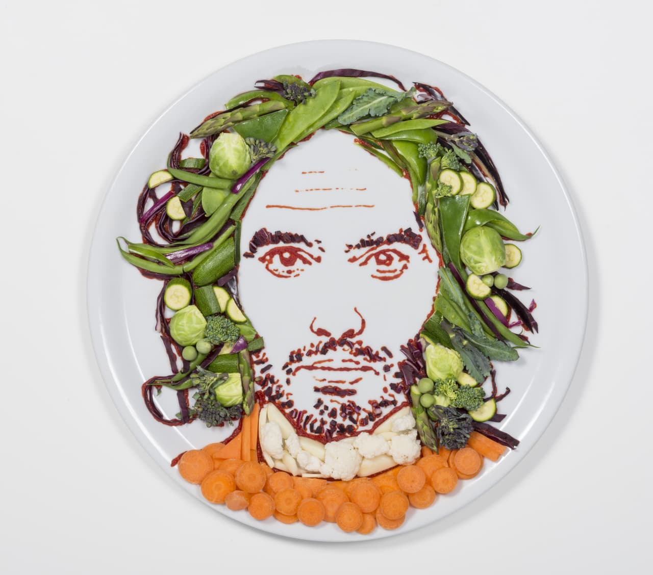 La barba del actor Russell Brand luce deliciosa hecha de col morada.