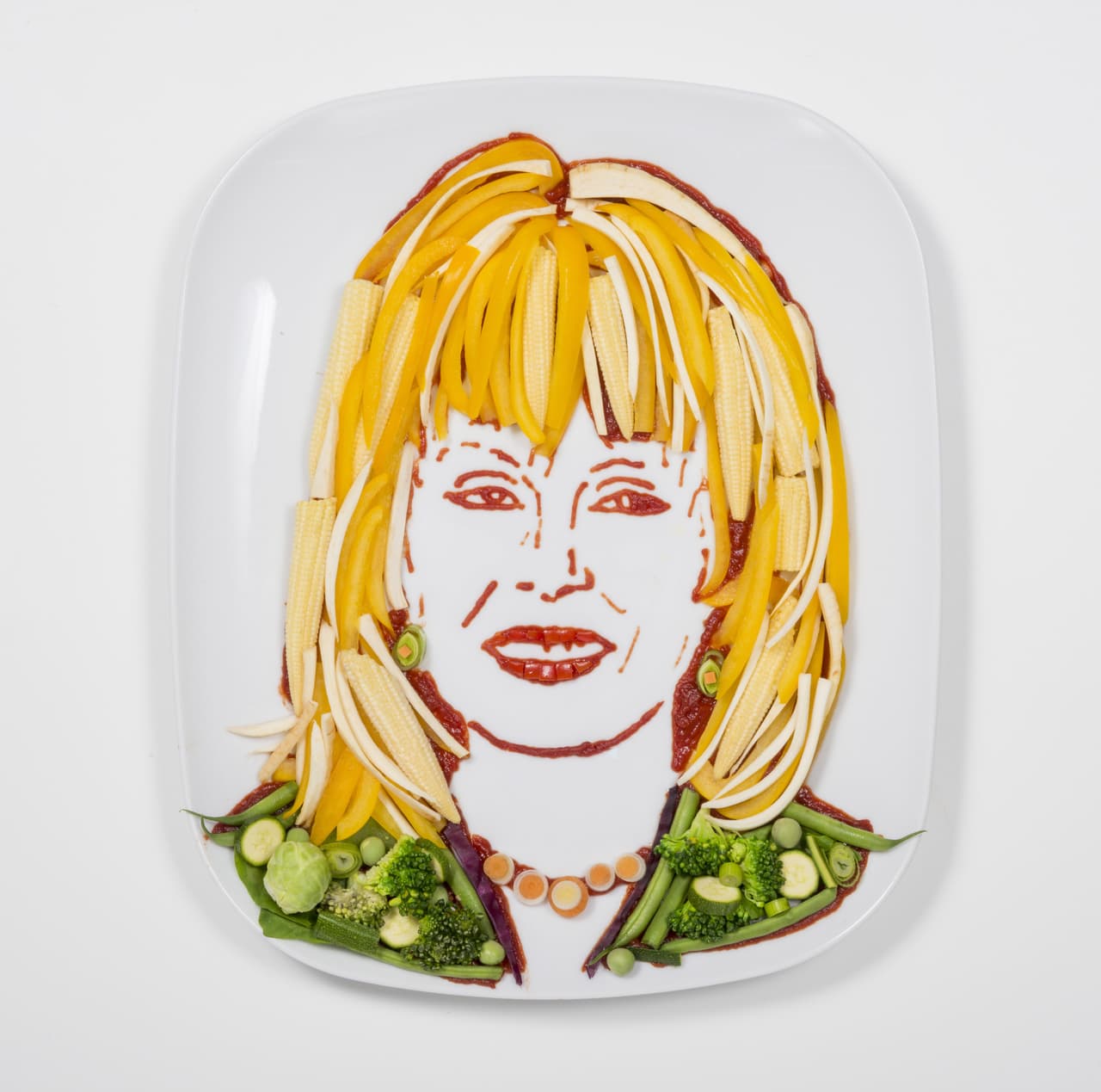 ¿Qué tal luce la actriz y activista inglesa Joanna Lumley, con su cabello hecho de mazorcas?