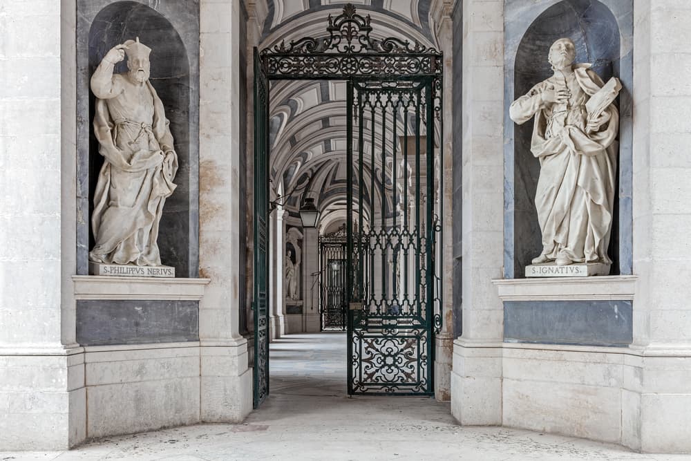 Después de sus peregrinaciones en las que intentó convertir hasta musulmanes, terminó de vuelta en España, donde tuvo problemas con las autoridades por su labores de predicación y terminó en la cárcel, con prohibición de seguir regando su doctrina.