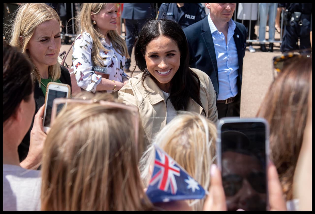 El medio británico asegura que Markle tampoco viajó con su equipo de trabajo, aunque se espera que sí la acompañe 
<b><a href="https://www.univision.com/famosos/meghan-markle-se-gana-fuertes-criticas-porque-sus-guardaespaldas-impidieron-que-la-fotografiaran-en-wimbledon-fotos" target="_blank">su personal de seguridad. </a></b>