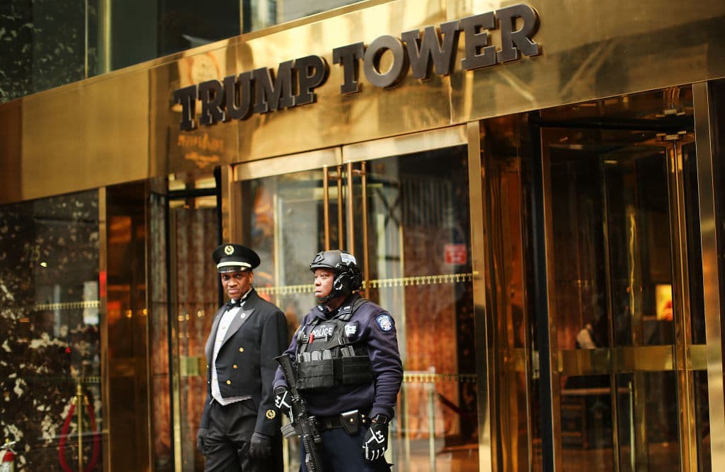Varios oficiales del Departamento de la Policía de la ciudad de Nueva York (NYPD, por sus siglas en inglés) rodean la Torre Trump desde distintos puestos como la entrada del edificio o las esquinas de la Quinta Avenida con las calles 57 y 56.