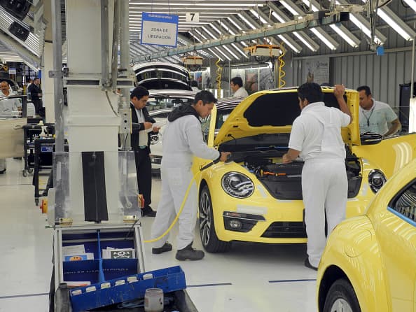 La historia del escarabajo inició en Alemania en 1938 en medio del nacismo liderado por Adolfo Hitler. La idea era ofrecer la oportunidad a la clase media de obtener un vehículo económico y de alta durabilidad. La producción comenzó en la planta de Fallersleben, en el norte de ese país.
<br>