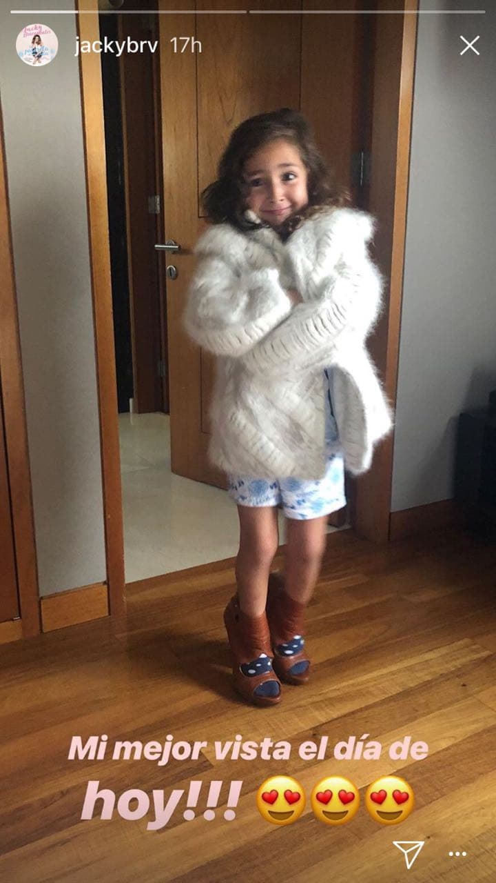 Mini Jacky, la hija mayor de la conductora, lució muy sonriente tras usar una prenda y unas zapatillas de su mamá.