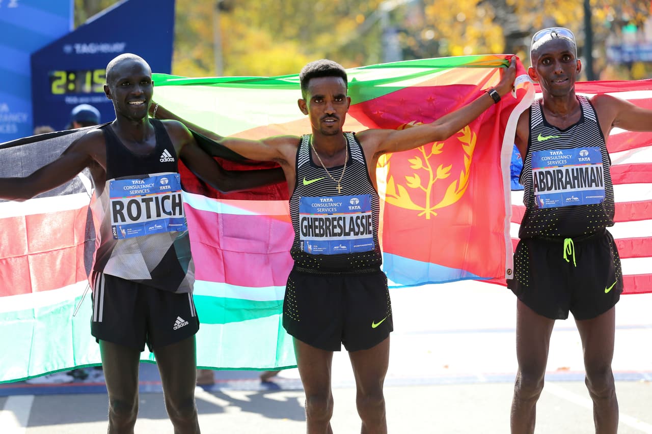 "Me siento muy orgulloso porque nadie antes de mi país había ganado un maratón mayor", agregó el eritreo, quien entró rebosante de felicidad a la meta mientras un crucifijo de oro rebotaba en su pecho.