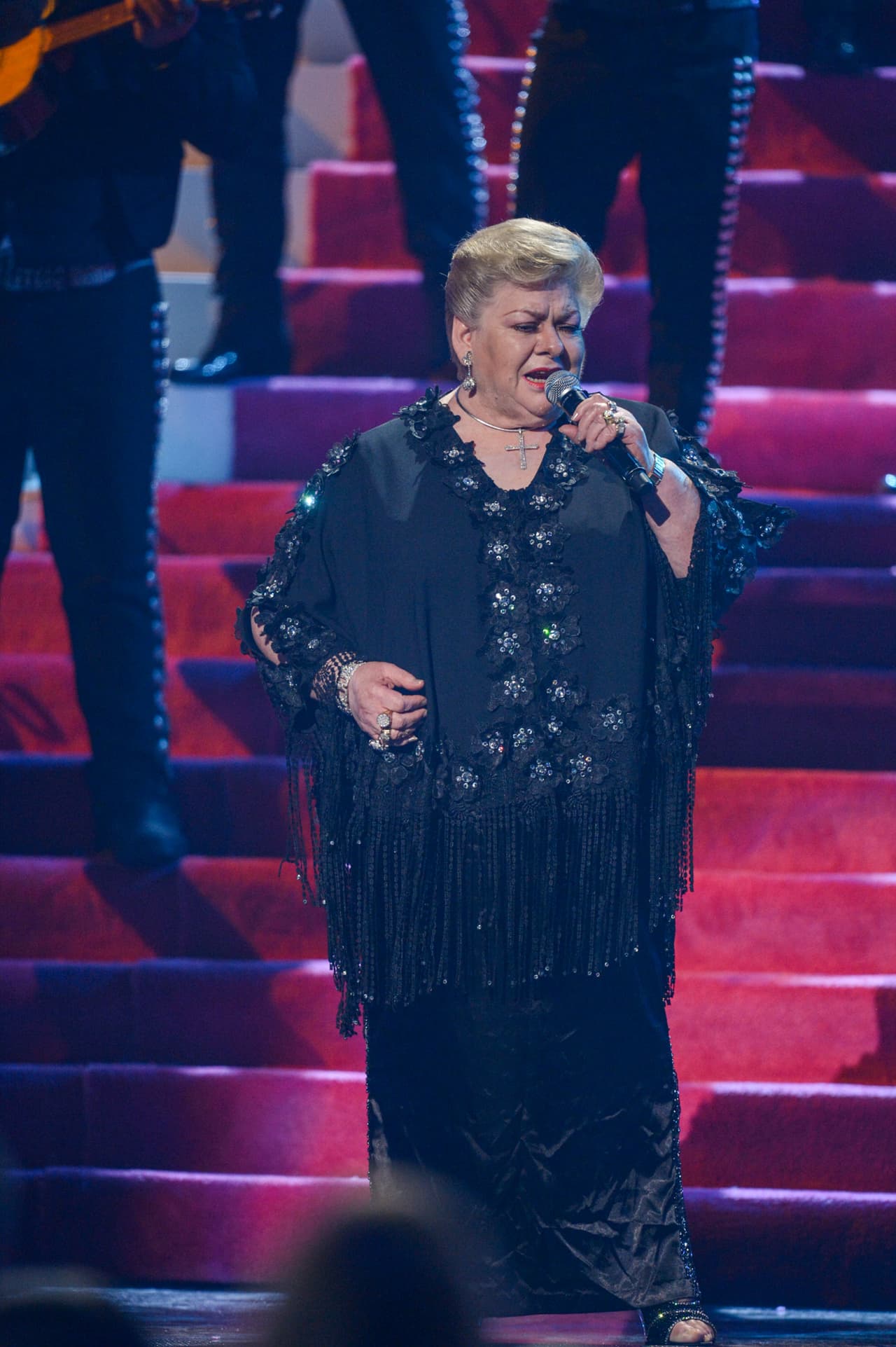 Y así agradeció, con otro inolvidable número musical esta noche.