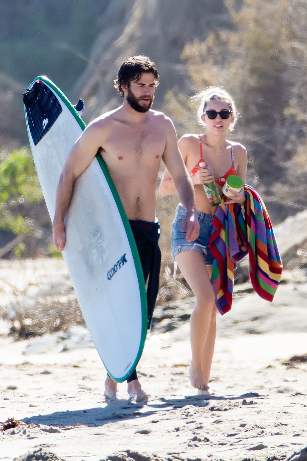 Miley Cyrus y Liam Hemsworth aprovecharon el buen clima y se fueron a surfear al mar. ¡Guapos!