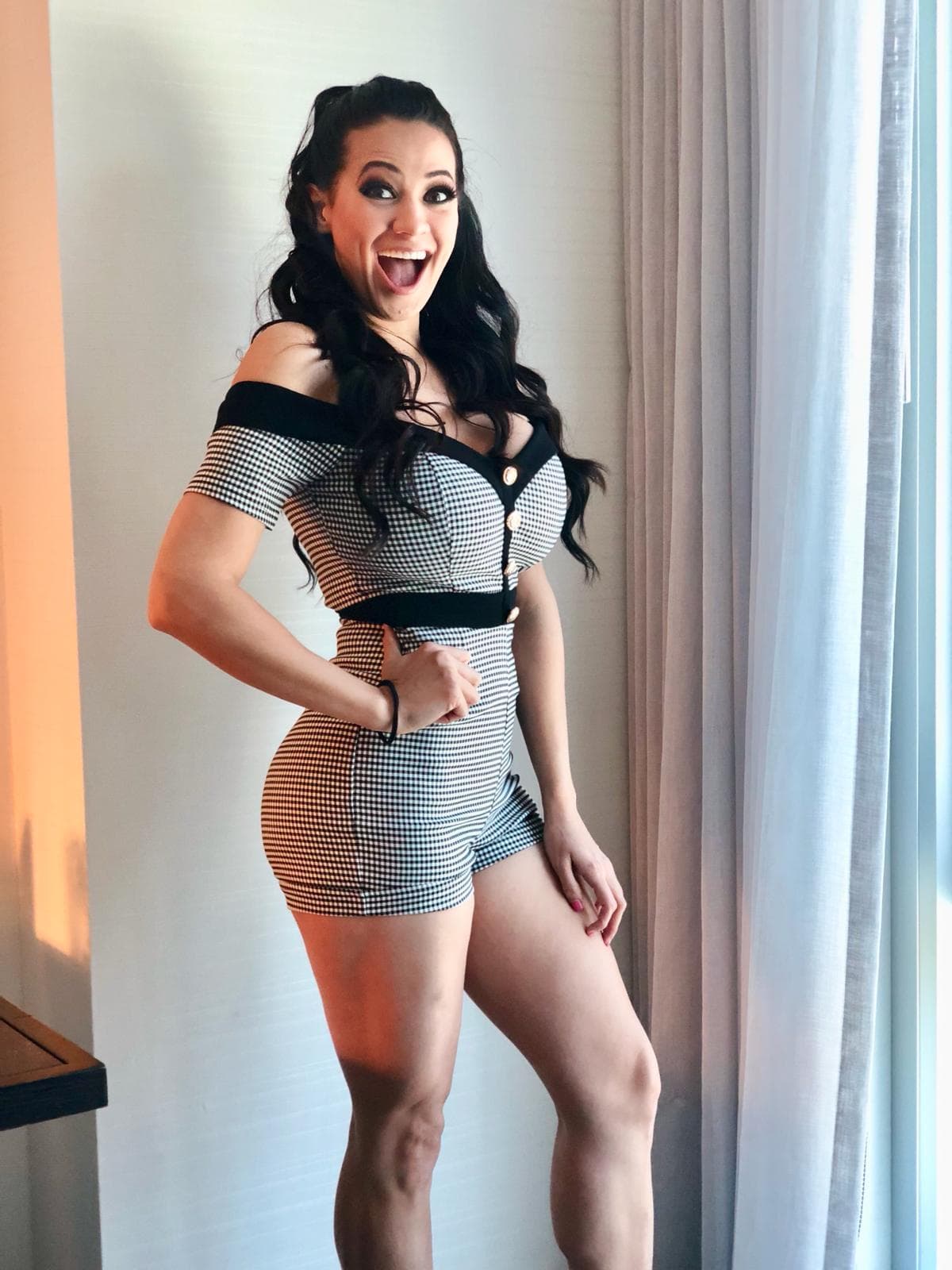 Para su atuendo eligió llevar un 'romper' en los colores blanco y negro.