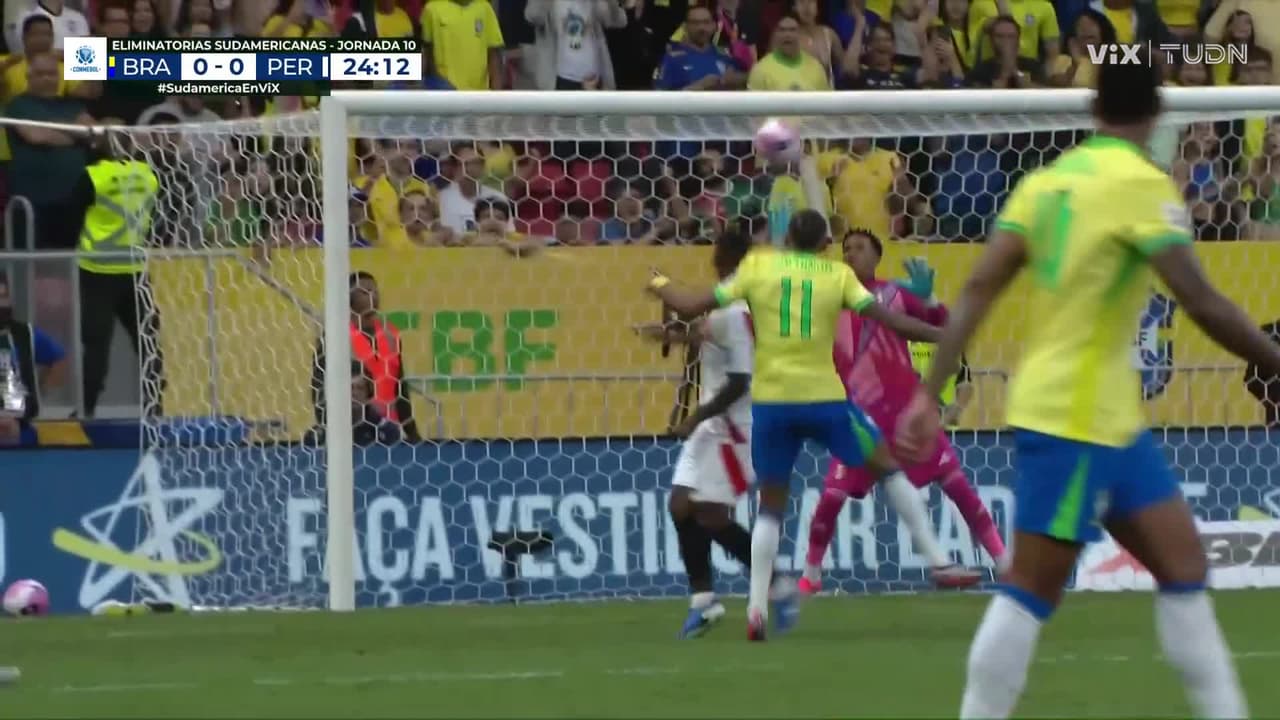 ¡Metal! Raphinha revienta el travesaño del arco peruano