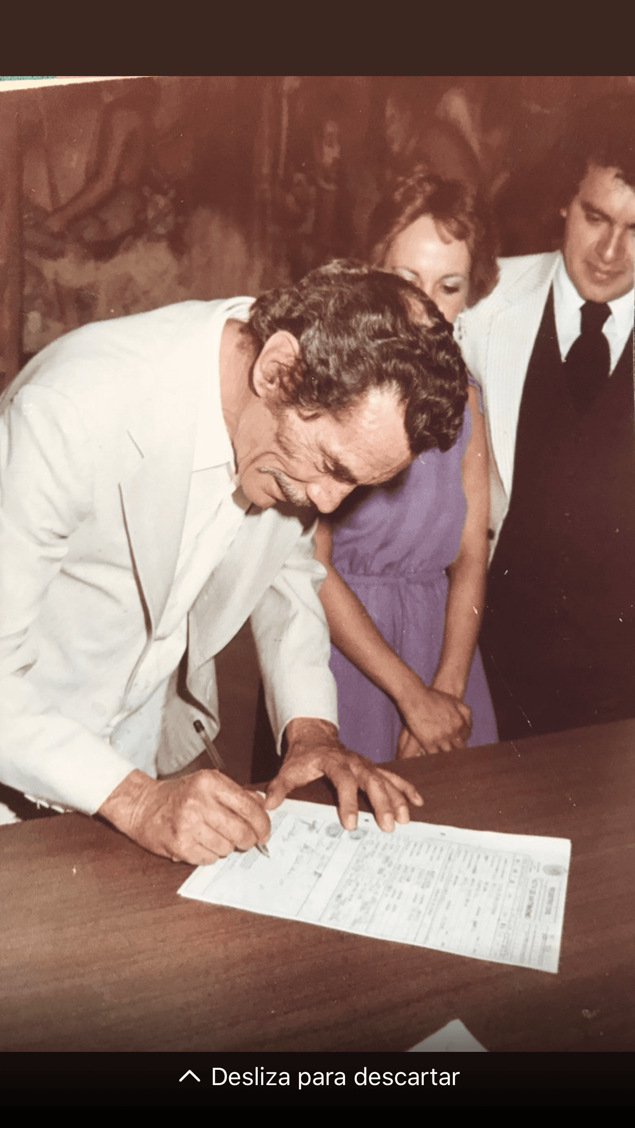 Por ejemplo, el pasado 12 de abril publicó esta imagen del histrión durante el día de la boda de los padres de Miguel Valdés: "Un tesoro para mí, una fotografía de mi abuelo firmando el acta de matrimonio de mis padres, su sonrisa demuestra su gran felicidad, quería mucho a mi papá. Será de las pocas fotografías que verán de mi abuelo vestido de traje, siempre prefería sus jeans, camiseta y tenis".