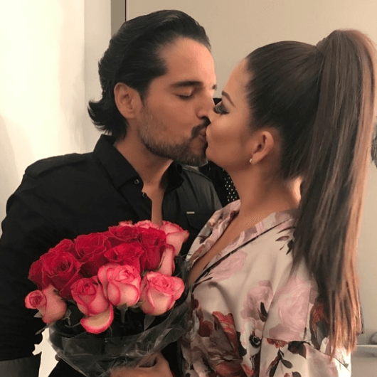 ¡Eso es amor! Ana fue sorprendida por su esposo Luis, quien llegó con un bello ramo de rosas a darle todo a su apoyo.