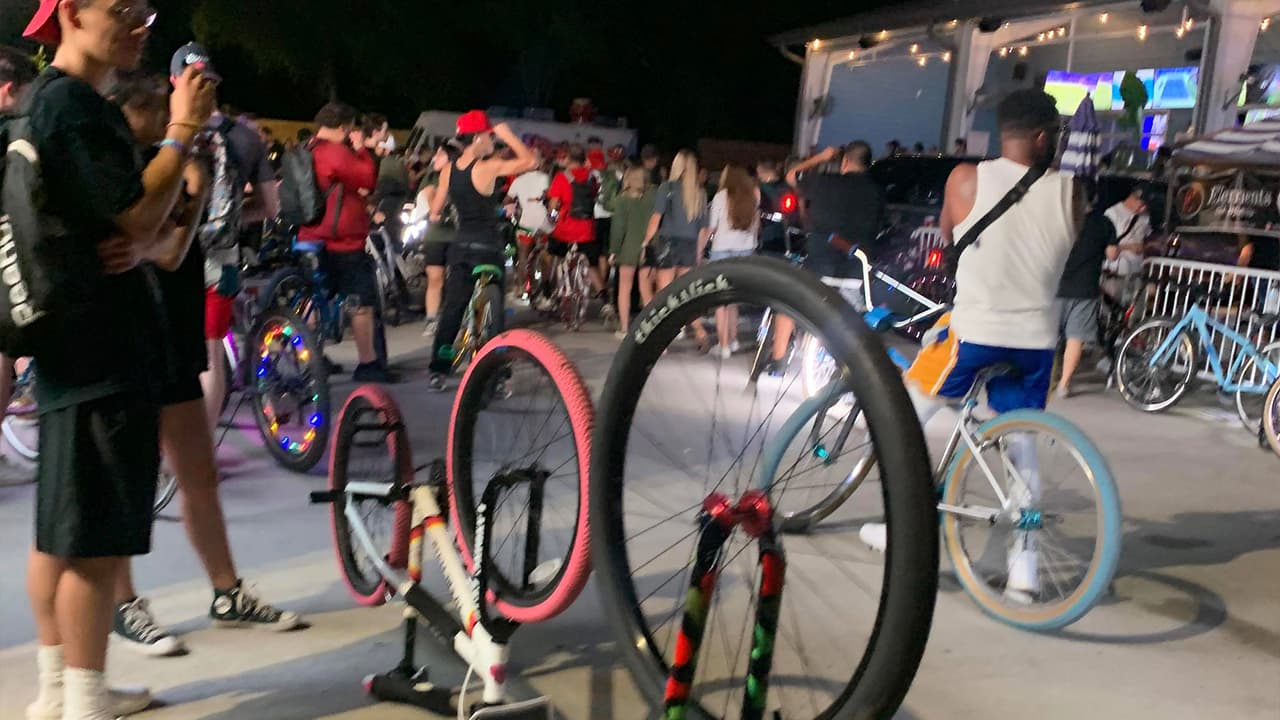 Uno de los participantes cuenta que la iniciativa surgió a través de grupos de Facebook. A medida que pasan las semanas, son más los ciclistas que disfrutan de la noche en el centro de Houston.