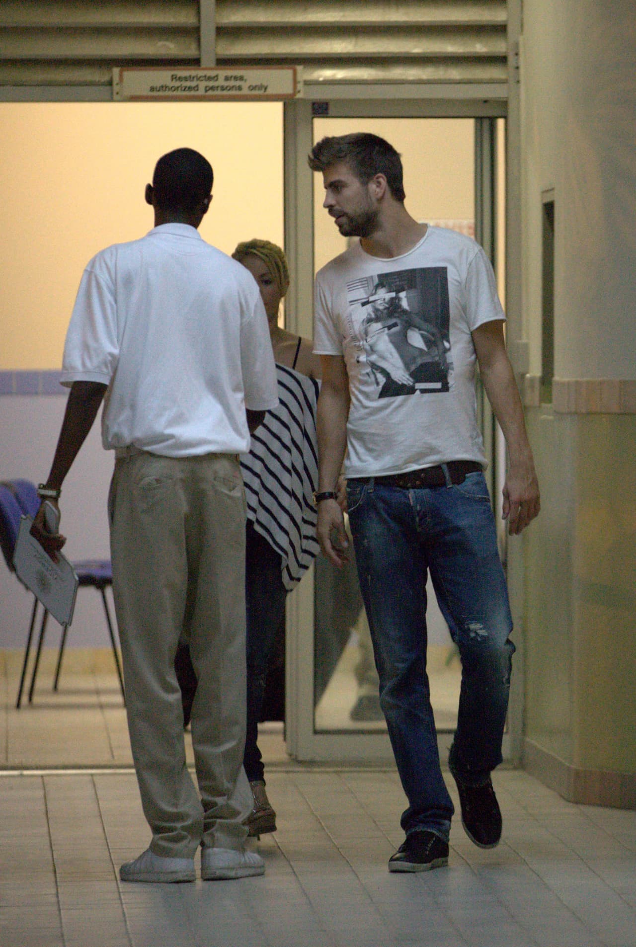 Y para recordarlo, cómo olvidar aquellas fotos famosas del 'piquetón' de Gerard cuando fue captado saliendo del aeropuerto con la colombiana.