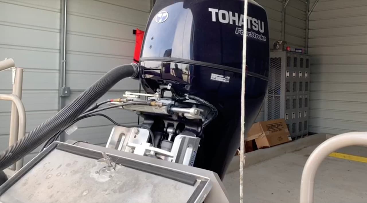 Dos lanchas o botes especiales para rescatar en cada una, 10 personas, con una capacidad en motor de 110 caballos de fuerza y 25 pies de longitud. Cuentan en su interior con chalecos salvavidas.