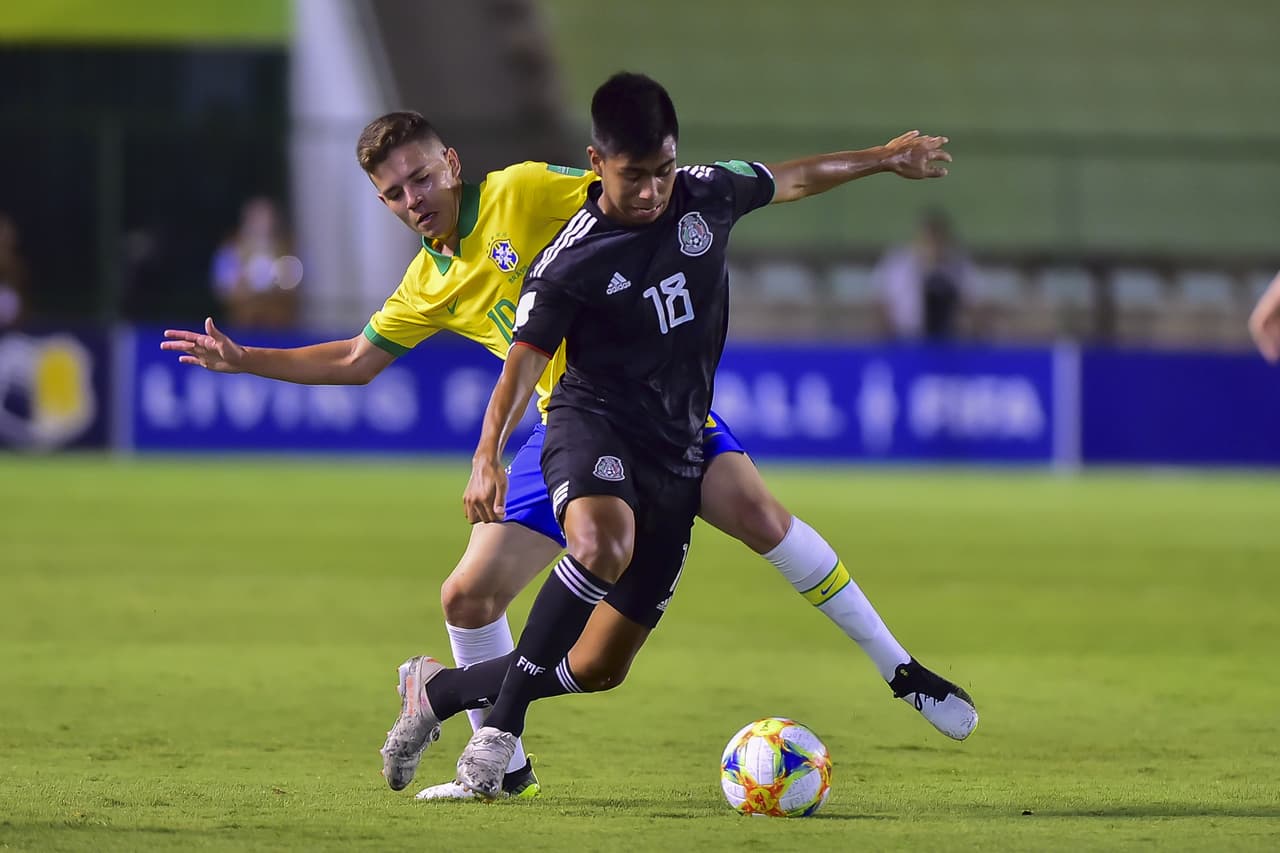Efraín Álvarez desborda y dispara sin conseguir el tanto para el equipo mexicano.