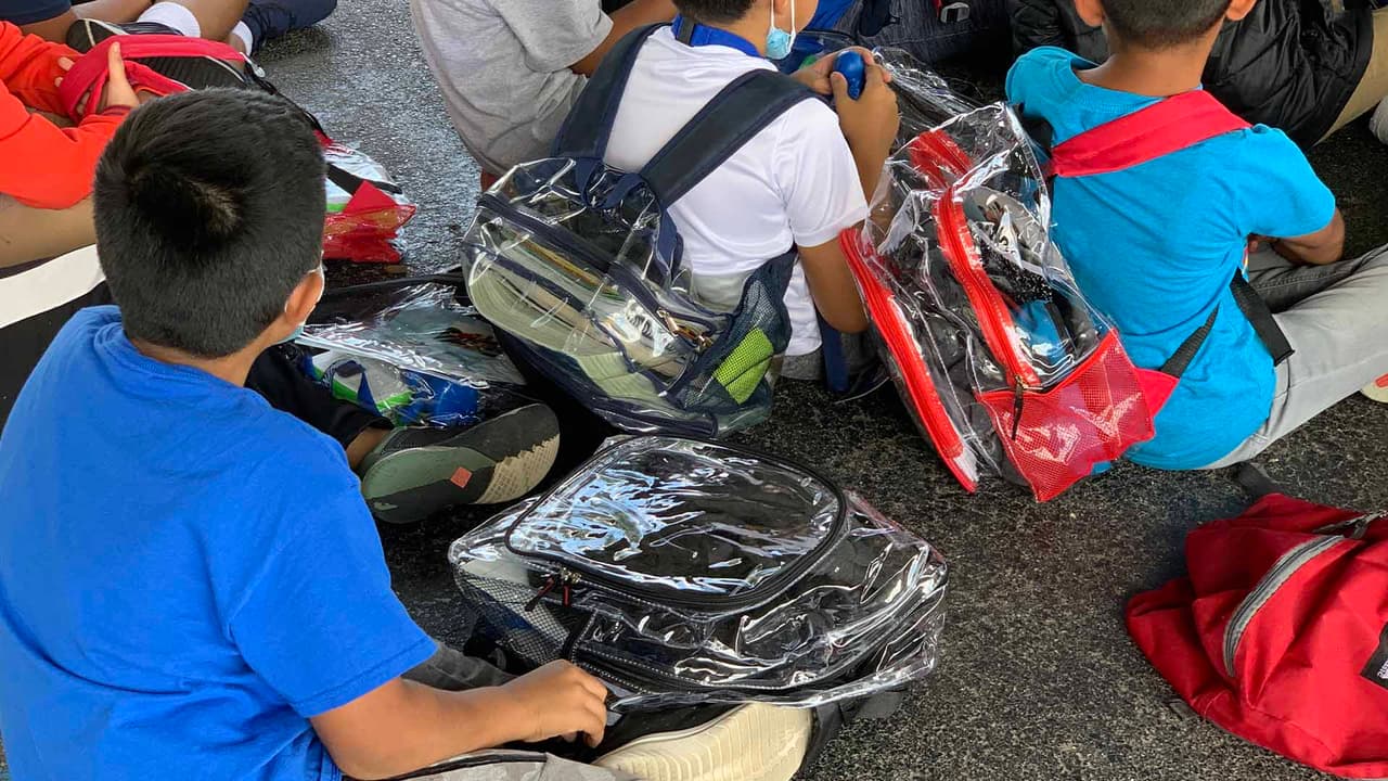 Varios de los alumnos usan mochilas transparentes las cuales recomiendan en algunas escuelas como medida de seguridad.