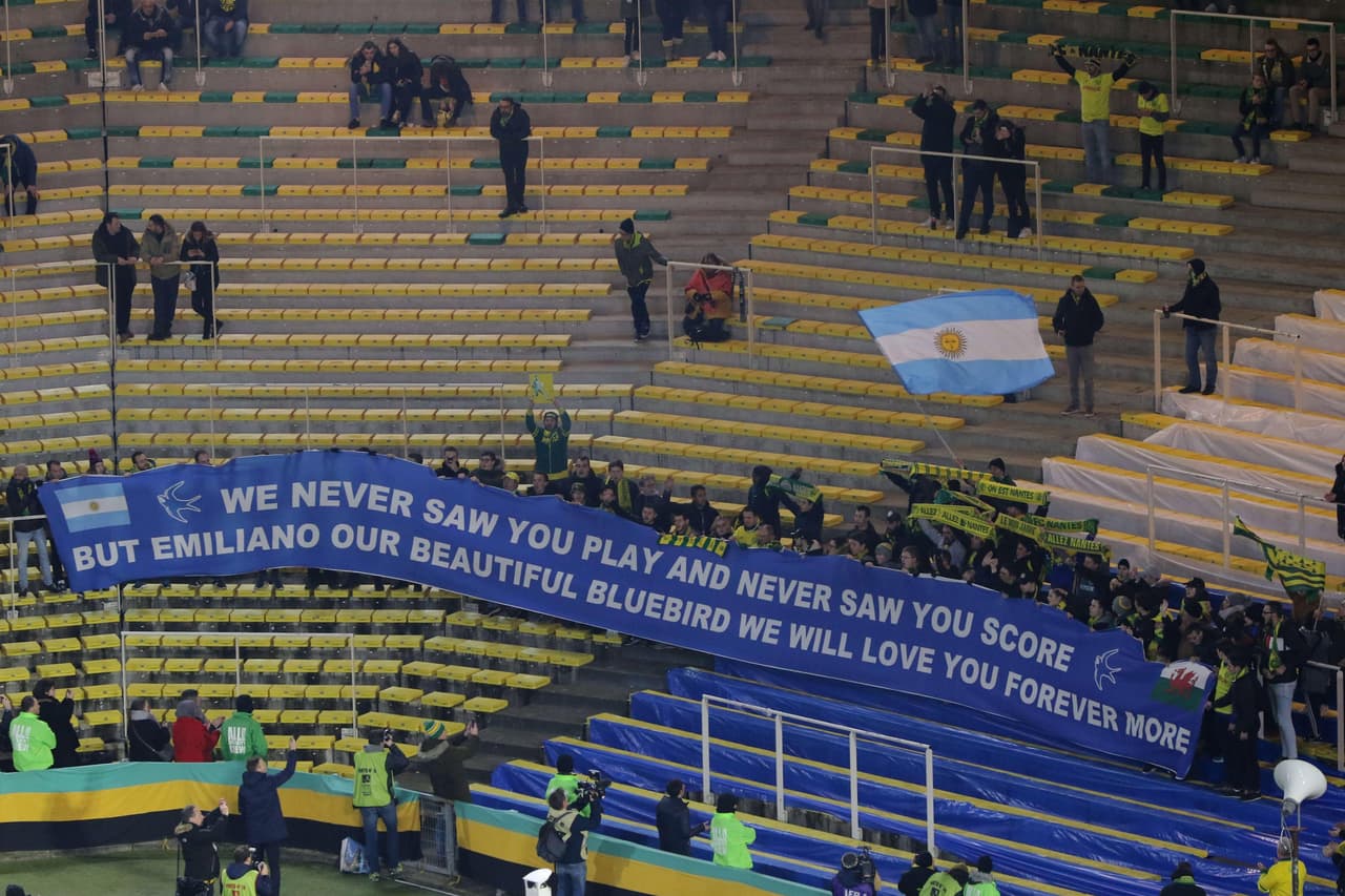 En las afueras del Stade de la Beaujoire - Louis Fonteneau, donde el Nantes F.C. es local, miles de aficionados continuaron sus homenajes a Emiliano Sala. Los mimos se vieron incluso dentro del estadio en donde se prepararon mosaicos, pancartas, playeras alusivas para los jugadores y mucho más.
