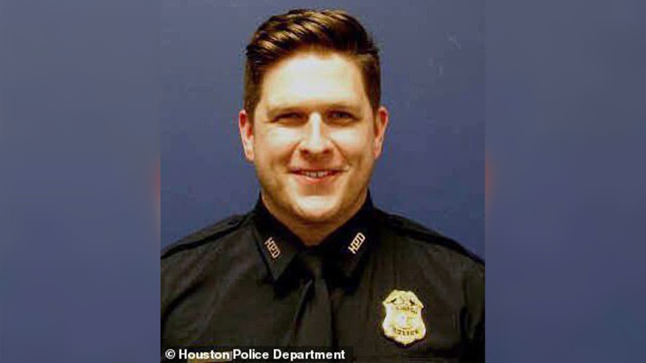 El abogado del homicida dijo que su cliente quería asumir la responsabilidad de sus acciones por lo que aceptó la 
<a href="https://www.univision.com/local/houston-kxln/el-no-es-violento-el-no-es-asi-habla-el-padre-de-arturo-solis-el-joven-acusado-de-matar-a-un-sargento-en-houston">sentencia. </a>