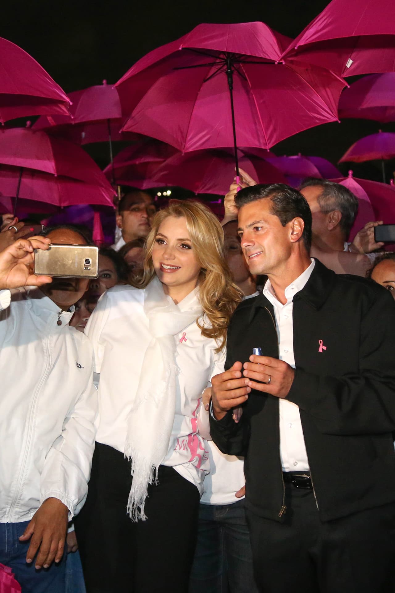 Miembros del Estado Mayor Presidencial mexicano que trabajaron dentro de Los Pinos en el sexenio de Peña Nieto aseguraron que la pareja vivía en residencias separadas.