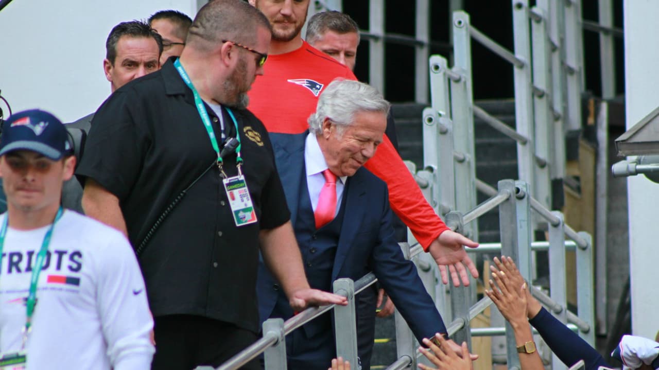 Robert Kraft se mostró cómodo en el Estadio Azteca durante el partido ante los Raiders.