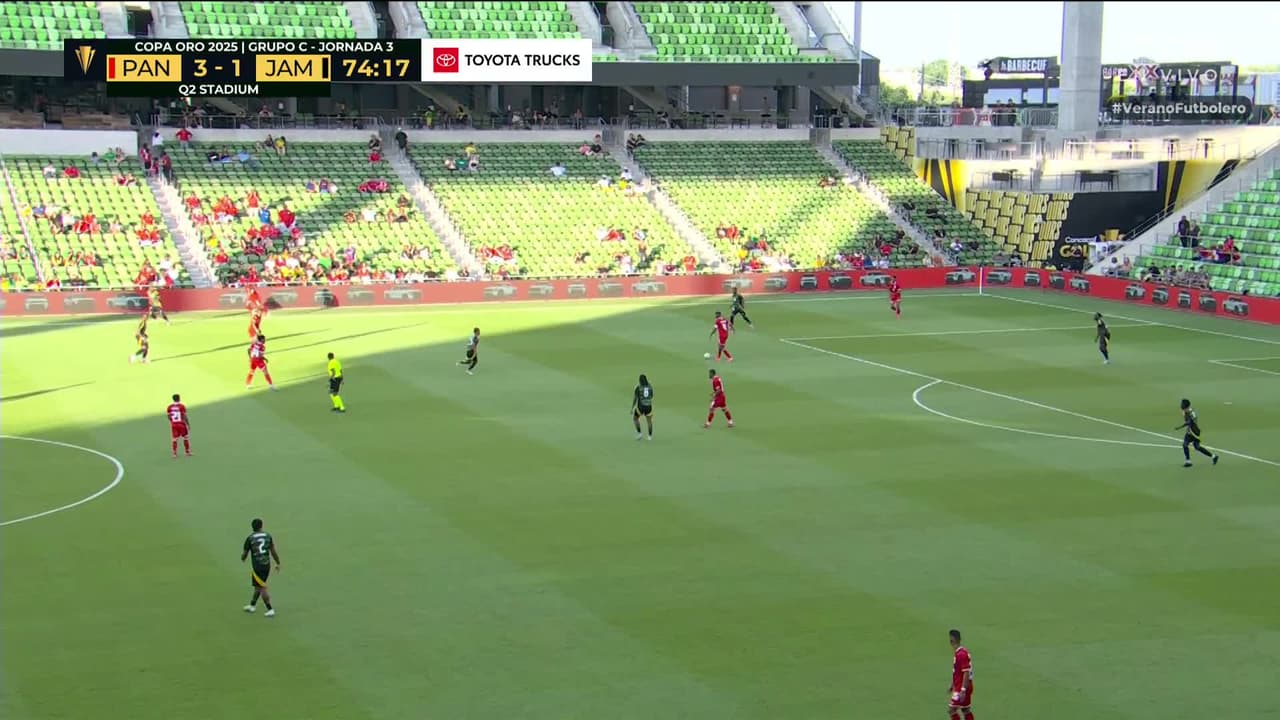 ¡CERCA! Kaheim Dixon disparó que se estrella en el poste.