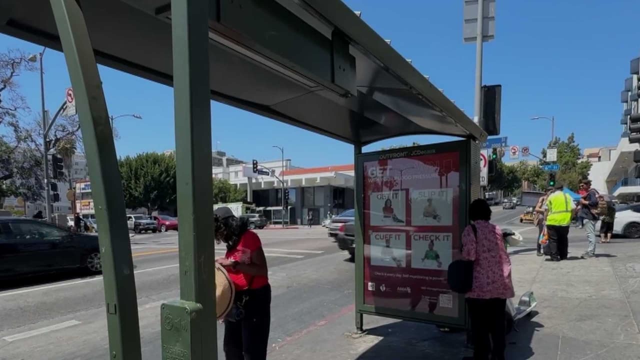 Usuarios denuncian inseguridad tras retiro de bancas en paradas de autobús cerca de MacArthur Park