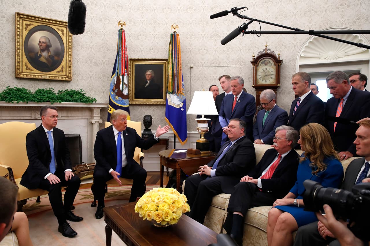 La escena en la oficina oval de la Casa Blanca este sábado.