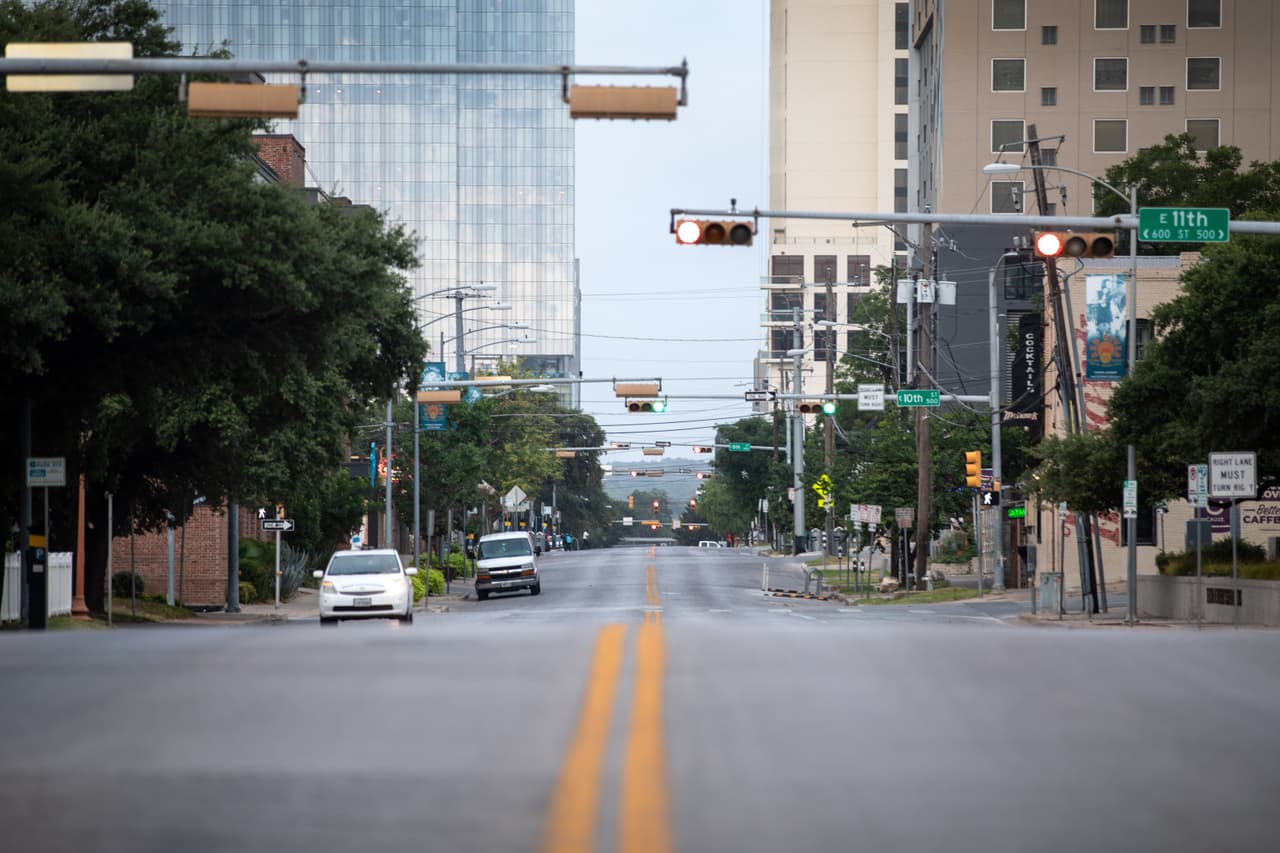 Los peatones deben respetar las señales de tráfico al cruzar una intersección controlada. Esto incluye semáforos y semáforos específicos para peatones. Al desobedecer las señales de tráfico, los peatones pierden sus privilegios de paso.