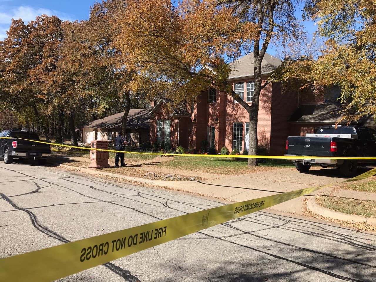 Investigan la muerte de un hombre que intentaba entrar a una residencia en Bedford