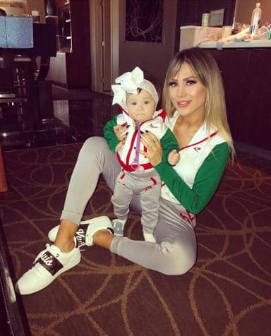 La hija menor de Saúl 'Canelo' Álvarez, María Fernanda, celebró el día de la Independencia de México con los colores patrios y posó así en compañía de su mamá, Fernanda Gómez.