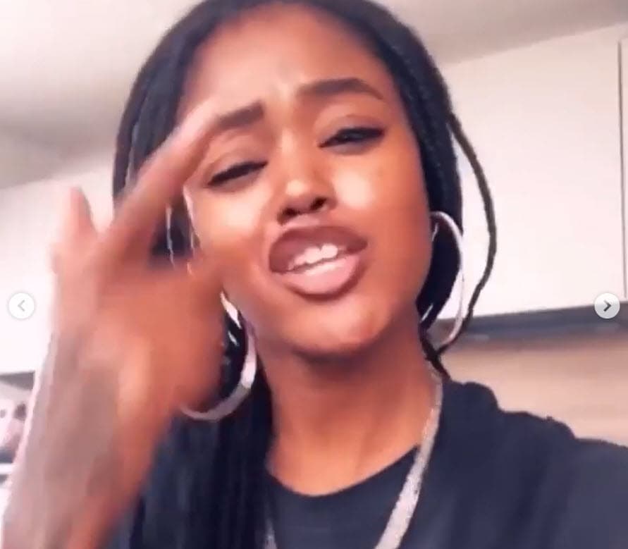 "Puedo concentrarme en expresar mis sentimientos y tratar a
<b> la música más como un diario</b>", agregó.
<br>