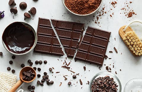 <b>Meltspa</b>: Para un dulce descanso de estar parado en las líneas del parque, visite el Meltspa by Hershey, donde algunos de los 70 tratamientos incluyen dulces. Puede recibir un masaje de cacao con aceite de masaje de cacao y manteca de cacao, o una manicura con exfoliación de chocolate y mascarilla de mousse de chocolate negro. En otoño, los fanáticos de #PSL también pueden disfrutar de una envoltura corporal de especias de calabaza de temporada. 📍
<a href="https://g.page/MeltSpabyHershey?share" target="_blank">11 E. Chocolate Ave., Hershey</a>