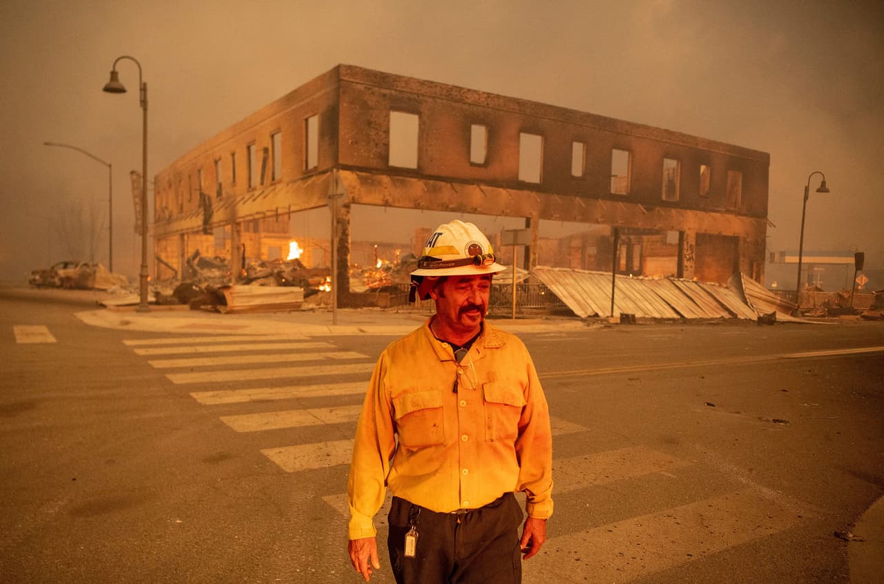 <b>El oeste de EEUU en otro año de calor extremo, sequía e incendios </b>
<br>
<br>El bombero Sergio Mora observa la devastación que dejó el incendio de Dixie en Greenville, California, el 4 de agosto.
<br>
<br>En 2021, partes del oeste de Estados Unidos y del sur de Canadá fueron afectadas por una extraordinaria ola de calor que produjo
<a href="https://www.univision.com/noticias/estados-unidos/incendio-dixie-tercero-mas-grande-historia-california"><u>incendios devastadores e históricos</u></a>.