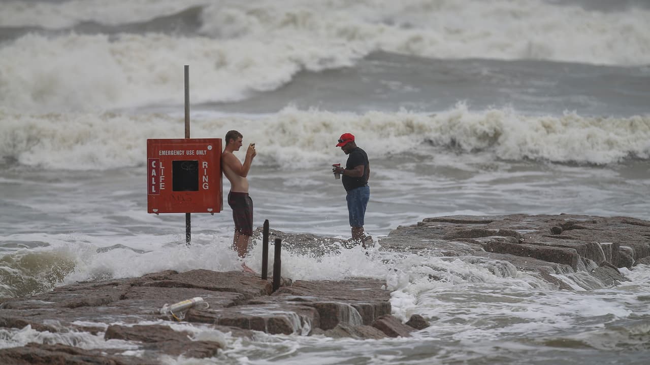 Se espera que el huracán Laura cause inundaciones repentinas, vientos extremos y mareas catastróficas según informó el Centro Nacional de Huracanes (NHC, por sus siglas en inglés).