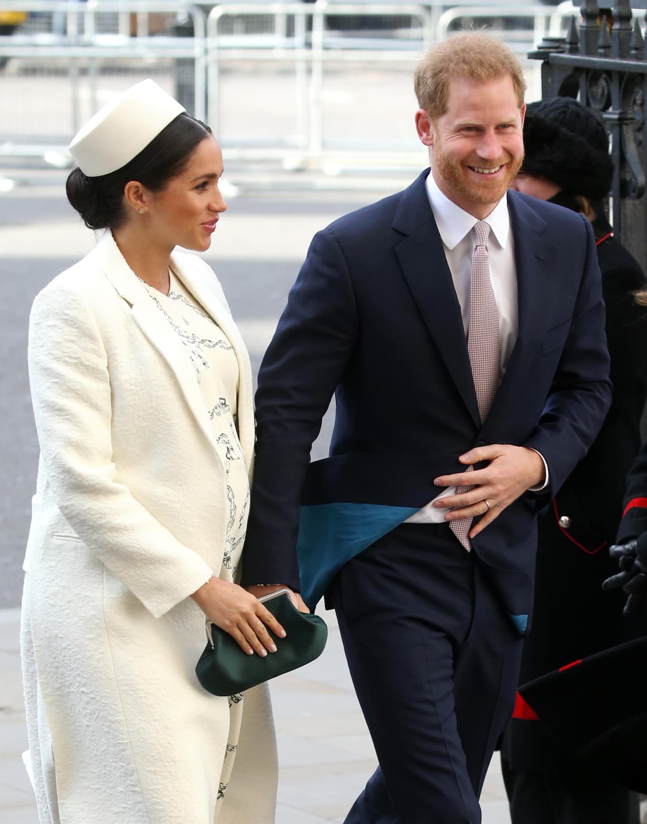 El primogénito
<b> </b>de Meghan Markle y el príncipe Harry no tiene derecho a recibir el título real y por el momento se desconoce si la reina Isabel Ii tiene contemplado hacerlo.