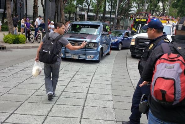 Quienes presenciaron los hechos gritaban a las autoridades que ellos también se verían afectados por esta medida.