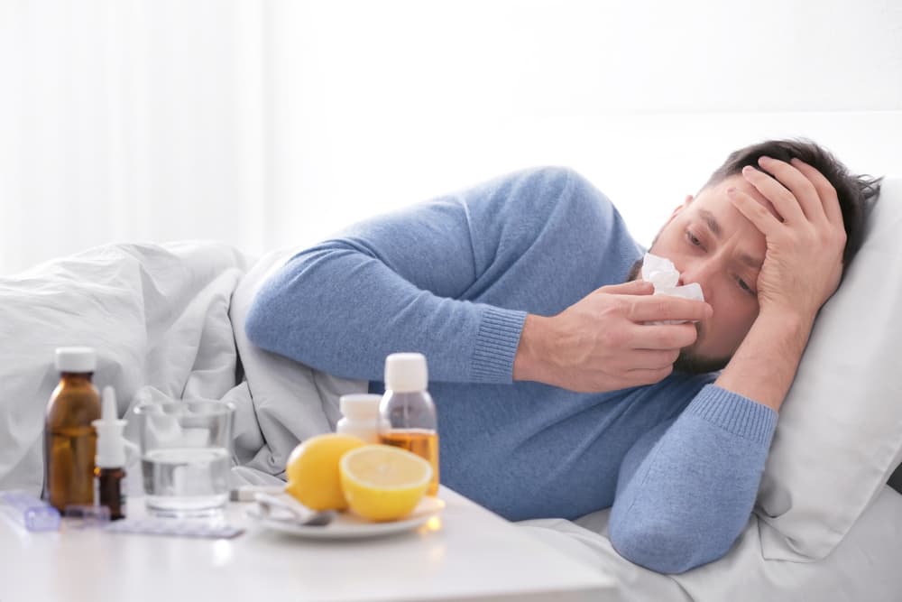 Los síntomas entre la influenza y el coronavirus son similares: dolor de garganta, fiebre, cansancio y mucosidad, entre otros.