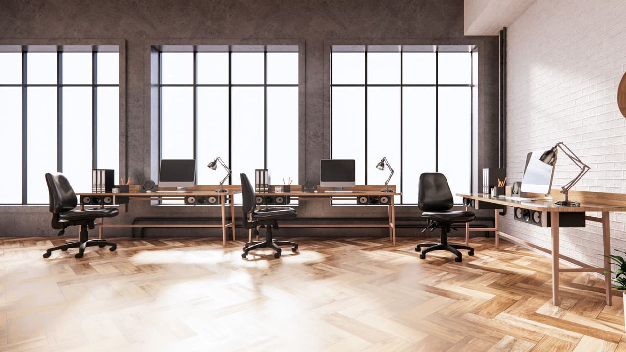 <b>En un edificio de oficinas u hospital:</b> diríjase directamente a un área cerrada sin ventanas en el centro del edificio lejos del vidrio en el piso más bajo posible. Luego agáchese y cúbrase la cabeza. Las escaleras interiores pueden ser un buen refugio. Manténgase alejado de los ascensores.