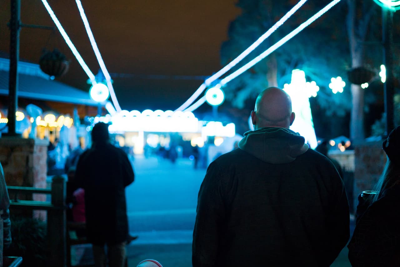 Los visitantes pueden dar un paseo por el safari estrellado con una jirafa iluminada de 15 pies de altura.Whataburger Zoo Lights se incluye con la entrada estándar al zoológico.